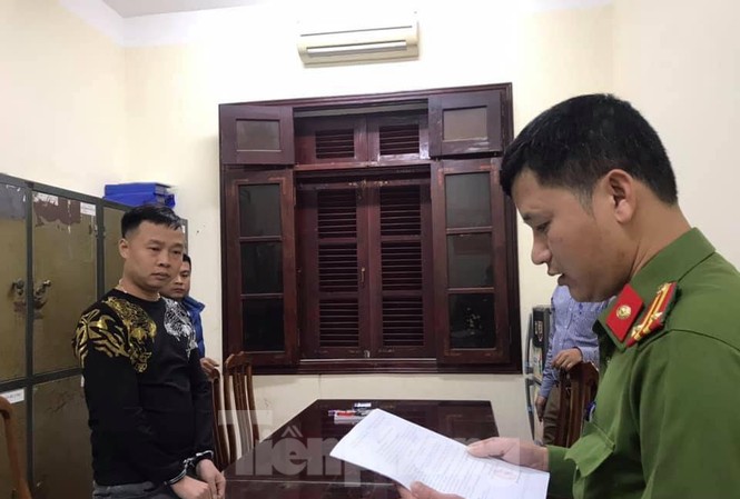 Khởi tố vụ vận chuyển trên 30 tấn chân giò lợn sang Trung Quốc Đối tượng Huynh (bìa trái) tại cơ quan công an. Ảnh: Minh Anh