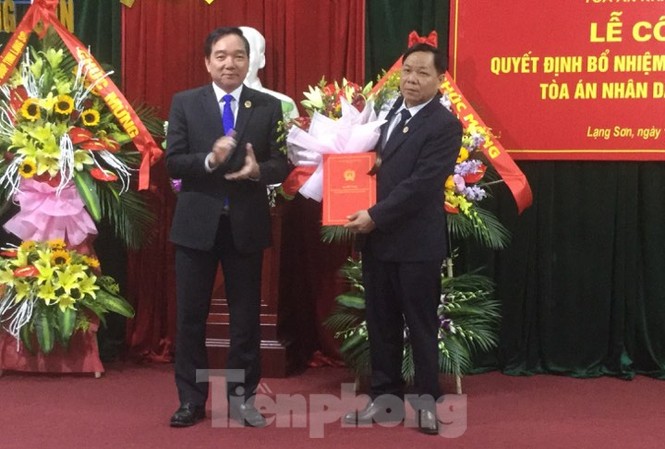 Bổ nhiệm Phó chánh án TAND tỉnh Lạng Sơn Ông Phạm Văn Tuệ (bìa phải) nhận quyết định bổ nhiệm từ đại diện lãnh đạo TAND tối cao .Ảnh: Duy Chiến