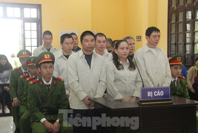 Nhóm tội phạm buôn bán hàng nghìn bánh heroin hầu tòa Bị cáo Vi Văn Thế (ngoài cùng bên phải) cùng các đồng phạm hầu tòa. Ảnh: Duy Chiến