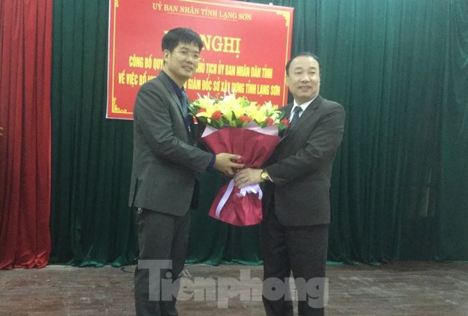 Bổ nhiệm lãnh đạo sở Xây dựng và sở Tài chính tỉnh Lạng Sơn Lãnh đạo tỉnh Lạng Sơn trao quyết định, tặng hoa chúc mừng ông Nguyễn Sỹ Tân (bìa trái), GĐ sở Xây dựng. Ảnh: Duy Chiến