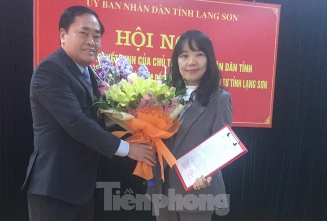 Bổ nhiệm nhiều vị trí quan trọng lãnh đạo ban ngành tỉnh Lạng Sơn Lãnh đạo tỉnh Lạng Sơn trao quyết định, tặng hoa tân Phó giám đốc sở KH-ĐT tỉnh Lạng Sơn (bìa phải). Ảnh: Duy Chiến