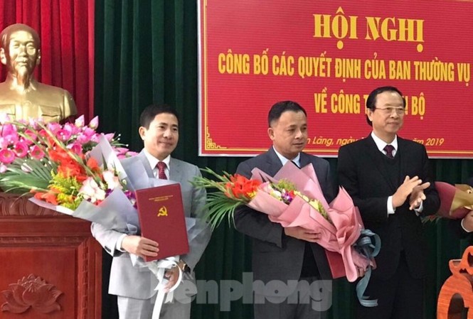 Lạng Sơn: Cục trưởng Quản lý thị trường làm Bí thư huyện ủy Văn Lãng Chủ tịch tỉnh Lạng Sơn (bìa phải) trao Quyết định, tặng hoa cho các ông: Nguyễn Văn Trường, Trần Thanh Hải .Ảnh: Nguyệt My