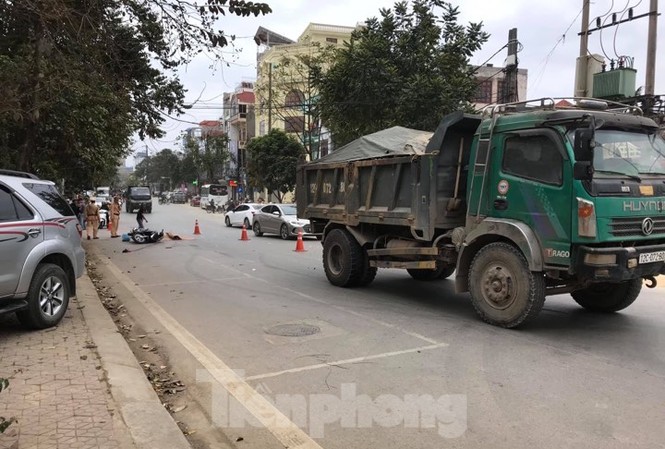 Tránh ô tô mở cửa xe, nữ giáo viên tử vong dưới bánh xe ben Hiện trường vụ tai nạn .Ảnh: Triệu Sơn
