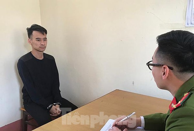 Lạng Sơn: Bắt trùm cờ bạc, cá độ, vay lãi nặng hàng tỷ đồng Đối tượng Vũ (bìa trái) tại cơ quan công an .ảnh: Huyền Mỹ