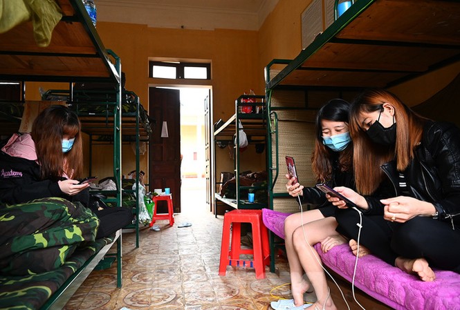 Một phụ nữ trốn khỏi khu cách ly theo dõi virus corona ở Lạng Sơn Trong tổng số 410 người cách ly tại Trung đoàn 123 có nhiều phụ nữ. Một trong số họ đã bỏ trốn khỏi đơn vị .Ảnh: G.Huy