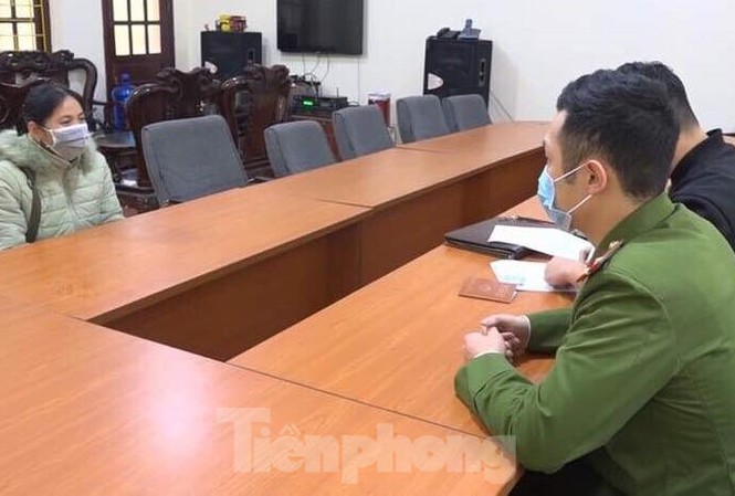 Lý do khiến người phụ nữ bỏ trốn khỏi nơi cách ly ở Lạng Sơn Bà Dâng (bìa trái) trình bày với các cơ quan chức năng về hành vi rời Trung đoàn 123 Lạng Sơn .Ảnh: TL