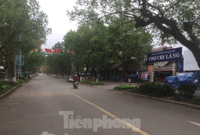 Bình lặng buổi sáng đầu tiên ‘cách ly toàn quốc’ ở Lạng Sơn Đường phố Lạng Sơn và khu chợ đầu mối Chi Lăng thuộc phường Chi Lăng khá vắng vẻ, bình lặng .Ảnh Duy Chiến