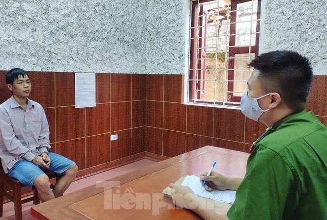 Lạng Sơn: Thợ xây dùng dao đâm trọng thương đồng nghiệp Đối tượng Bốn (bìa trái) khai nhận hành vi tại cơ quan điều tra .Ảnh: H.Mỹ