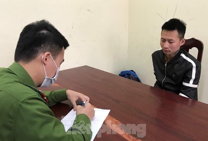 Tụ tập ăn uống trong mùa dịch COVID-19, một thanh niên bị bạn nhậu đâm tử vong Đối tượng Cường (bìa phải) khai nhận hành vi tại cơ quan công an .Ảnh: TL