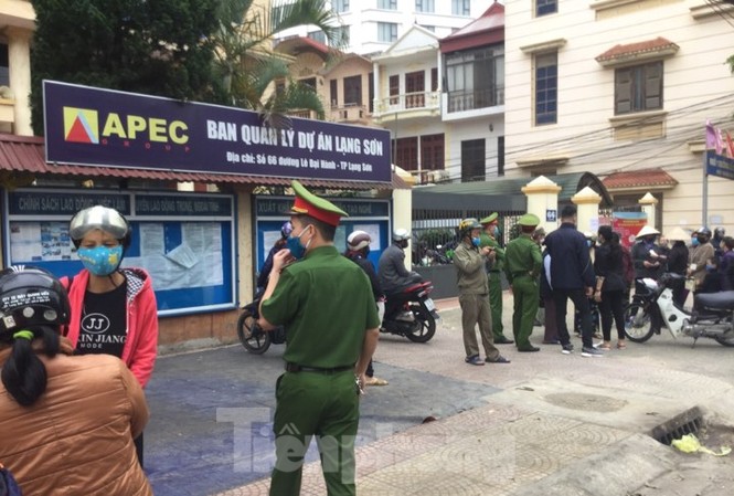 Náo loạn buổi khai trương 'Siêu thị hạnh phúc 0 đồng' cho dân nghèo Lạng Sơn Lực lượng công an Lạng Sơn vất vả vãn hồi trật tự nơi diễn ra sự kiện "Siêu thị hạnh phúc O đồng" .Ảnh: Duy Chiến