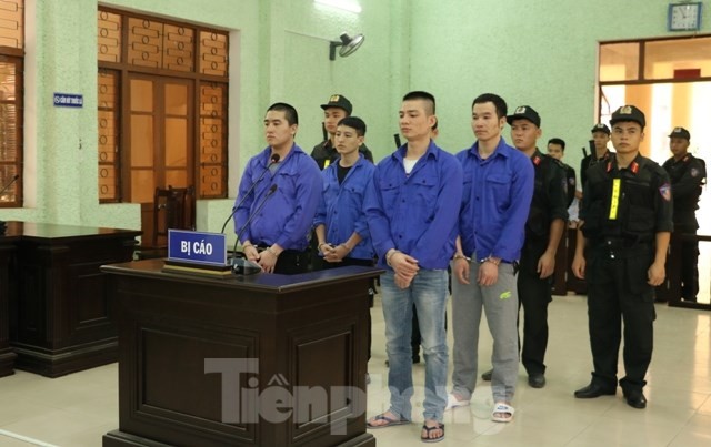 Buôn 62 bánh ma túy, 4 bị cáo lĩnh án tử hình Nhóm bị cáo buôn 62 bánh ma túy ra tòa, lĩnh án tử hình .Ảnh: P.O