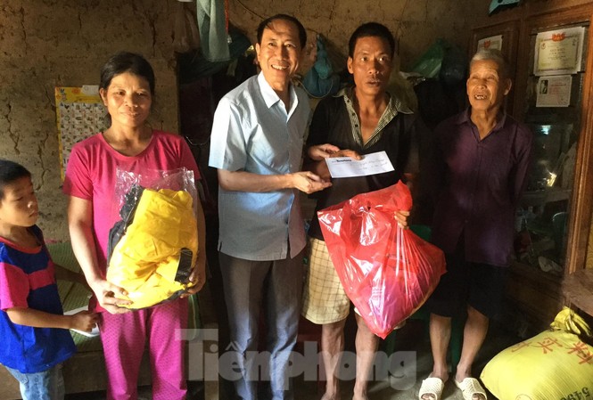 Lạng Sơn: Thắp sáng ước vọng cho người dân xã Vân An Gia đình ông Vi Văn Đàng- hộ nghèo đặc biệt khó khăn nhận quà, hỗ trợ của báo Tiền Phong .Ảnh: Duy Chiến