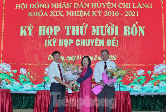 Lạng Sơn: Luân chuyển, bầu cử nhiều lãnh đạo chủ chốt huyện Chi Lăng Phó chủ tịch HĐND tỉnh Lạng Sơn (giữa) tặng hoa chức mừng ông Phùng Văn Nghĩa (bìa trái) và ông Vi Nông Trường (bìa phải) .Ảnh: Duy Chiến