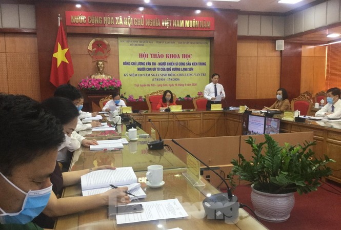 Hội thảo về nhà cách mạng Lương Văn Tri Đồng chí Hoàng Văn Nghiệm, Phó bí thư TT tỉnh ủy Lạng Sơn (đứng) tham luận Hội thảo tại điểm cầu Lạng Sơn .Ảnh: Duy Chiến