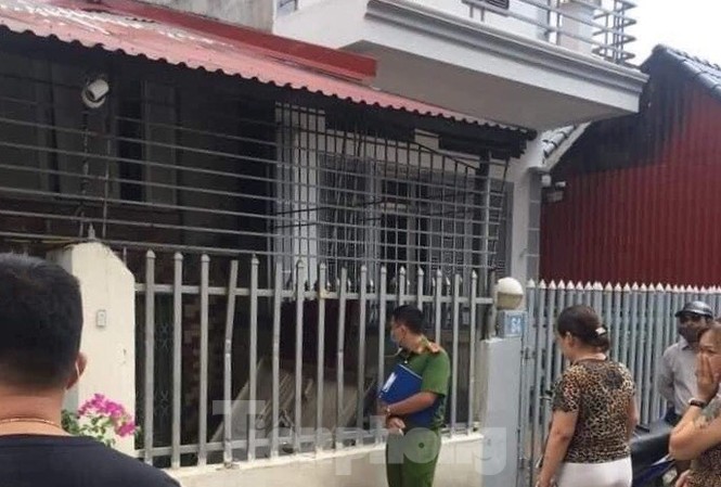 Phát hiện 2 thi thể chết bất thường trong ngôi nhà khóa trái cửa ở Lạng Sơn Lực lượng chức năng và người dân đứng trước cửa nhà có 2 thi thể chết bất thường nhiều hôm .Ảnh: DC