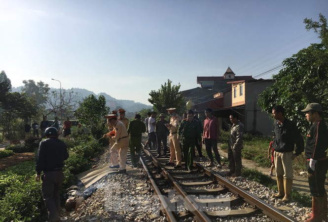 Mải nghe điện thoại, người đàn ông bị tàu hỏa đâm tử vong Hiện trường vụ tai nạn .Ảnh: Duy Chiến