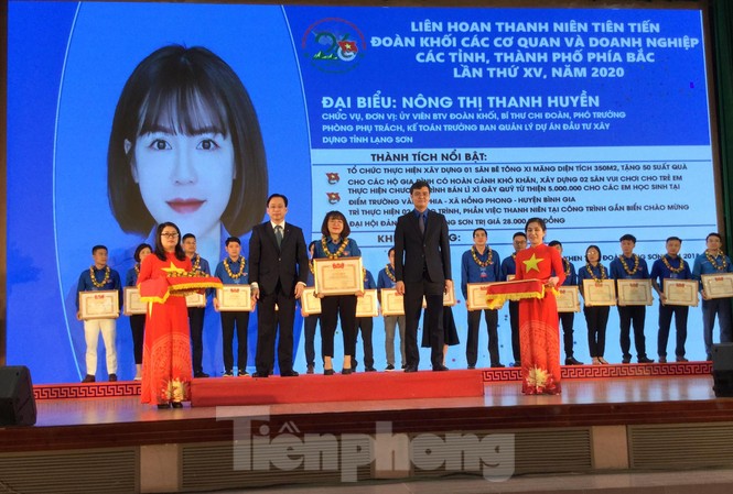 Tuyên dương thanh niên tiên tiến đoàn khối cơ quan, doanh nghiệp tiêu biểu Đại diện Lãnh đạo Trung ương Đoàn và tỉnh Lạng Sơn tôn vinh 26 thanh niên xuất sắc nhận Bằng khen của trung ương Đoàn .Ảnh: Duy Chiến