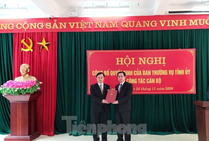Tỉnh ủy Lạng Sơn bổ nhiệm Hiệu trưởng trường chính trị Hoàng Văn Thụ Ông Nguyễn Đức Quý (bìa trái) nhận quyết định của lãnh đạo Tỉnh ủy Lạng Sơn