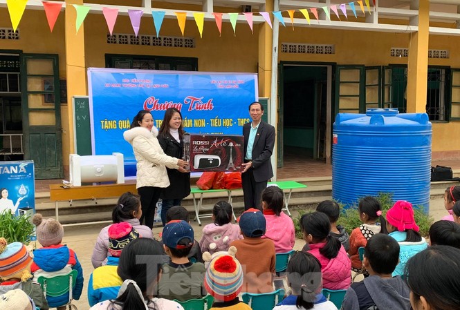 Giúp trẻ nhỏ vượt khó ở miền núi Lạng Sơn Trao máy lọc nước, bình nóng lạnh và bồn chứa nước cho điểm trường mầm non Quyết Thắng, xã Đoàn Kết. Ảnh: TL