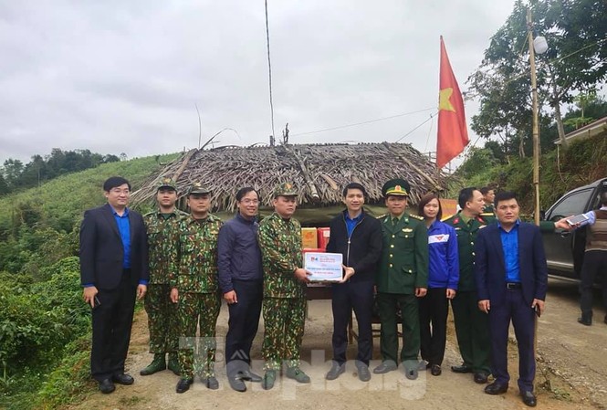 T.Ư Đoàn thăm, tặng quà chiến sỹ biên phòng Cao Bằng Anh Nguyễn Ngọc Lương, Bí thư T.Ư Đoàn, tặng quà lực lượng biên phòng thực hiện nhiệm vụ ở khu vực biên giới.
