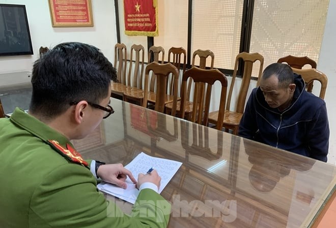 Bắt 2 đối tượng giết người sau 7 năm lẩn trốn Đôi tượng Hiếu (bìa phải), khai nhận hành vi tại cơ quan công an Lạng Sơn .Ảnh: TL