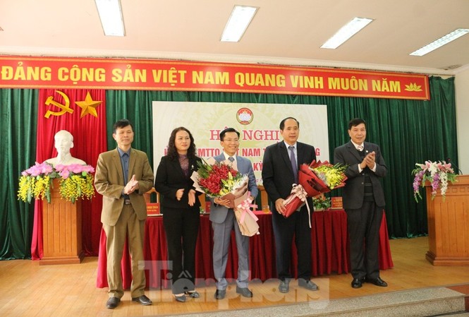 Ông Lương Tuấn Hùng giữ chức chủ tịch Ủy ban MTTQ tỉnh Cao Bằng Ông Lương Tuấn Hùng và Nguyễn Văn Dừa (giữa) nhận hoa chúc mừng của MTTQ tỉnh Cao Bằng .Ảnh: CB