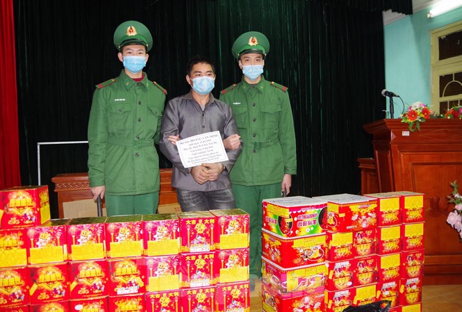 Vận chuyển 116 kg pháo nổ từ Trung Quốc về Việt Nam Đối tượng Mình (giữa) cùng tang vật .Ảnh: V. Toàn