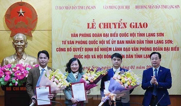 Bổ nhiệm lãnh đạo Văn phòng đoàn đại biểu quốc hội và HĐND tỉnh Lạng Sơn Ông Hoàng Văn Nghiệm, Phó bí thư TT Tỉnh ủy, Chủ tịch HĐND tỉnh (bìa phải, ngoài cùng) tặng hoa chúc mừng 3 tân Phó chánh VP đoàn đại biểu quốc hội và HĐND tỉnh Lạng Sơn .Ảnh: TL