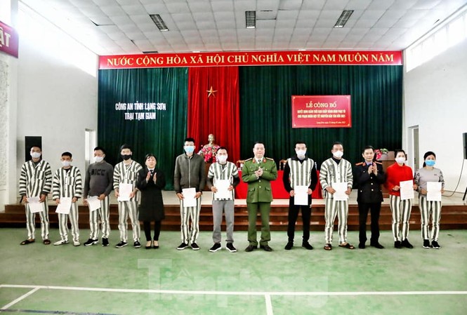 Nhiều phạm nhân ở Lạng Sơn được giảm án trong dịp tết nguyên đán 10 phạm nhân được tha tù trước thời hạn, được về quê ăn tết .Ảnh: Thanh Bình