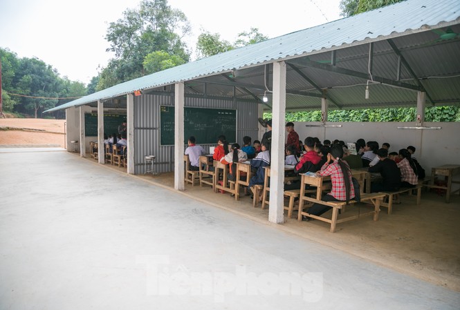 Tường nứt, ngói đổ, thầy trò bỏ lớp ra nhà giữ xe để học Tường nứt, ngói đổ, thầy trò bỏ lớp ra nhà giữ xe để học