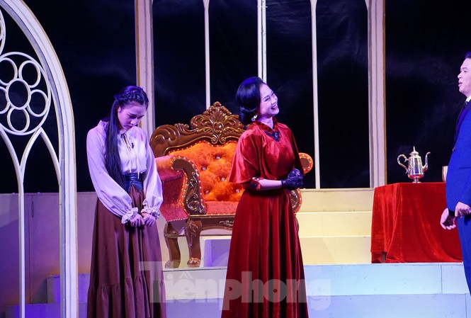 NSND Lan Hương tái xuất mẹ chồng ác nghiệt trong ‘Người mẹ trước vành móng ngựa’ NSND Lan Hương trong vai mẹ chồng mưu mô của "Người mẹ trước vành móng ngựa"