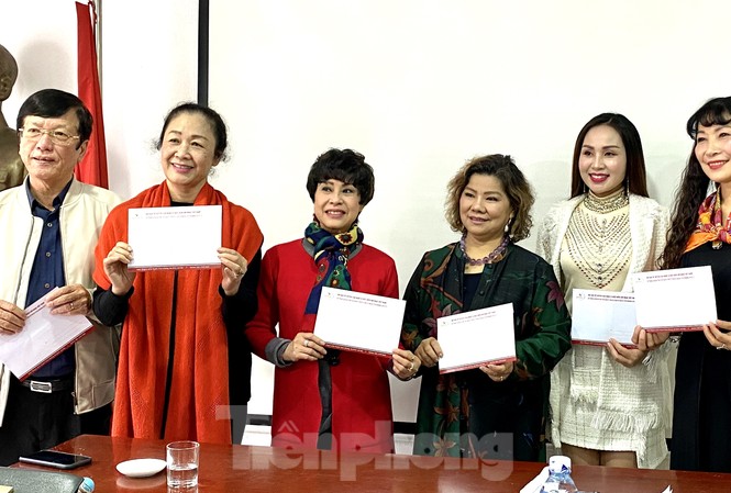 Bà bầu Thanh Hoa 'đòi' được tiền quyền liên quan cho nghệ sĩ biểu diễn Một số nghệ sỹ nhận hỗ trợ quyền liên quan