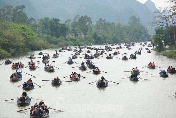 Chùa Hương dự kiến đón gần 5 vạn khách ngày khai hội Hơn 4 vạn khách trẩy hội chùa Hương trong Mùng 5 Tết