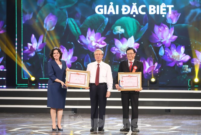 Toàn cảnh lễ trao giải tác phẩm học tập Chủ tịch Hồ Chí Minh Trao thưởng cho các tác phẩm có chất lượng, tập thể có thành tích trong “Học tập và làm theo tư tưởng, đạo đức, phong cách Hồ Chí Minh” giai đoạn 2018-2020