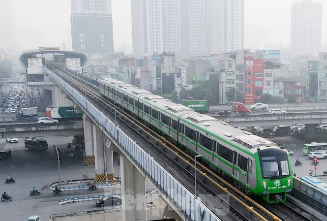 Tàu Cát Linh - Hà Đông 'lăn bánh' ra sao sau 3 ngày đầu chạy tổng thể? Tàu Cát Linh - Hà Đông chạy thủ nghiệm trên tuyến trong 3 ngày qua. Ảnh: Như Ý