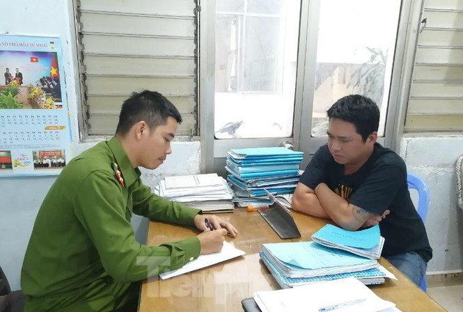 Triệt phá đường dây cờ bạc qua mạng với quy mô hàng nghìn tỷ đồng Cảnh sát lấy lời khai một trong số 10 đối tượng bị bắt. Ảnh CA