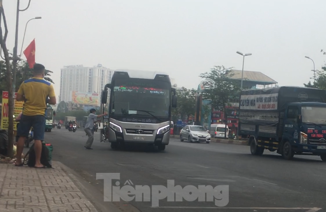 Xe dù, bến cóc 'đại náo' cửa ngõ phía Nam TPHCM Xe dù, bến cóc 'đại náo' cửa ngõ phía Nam TPHCM