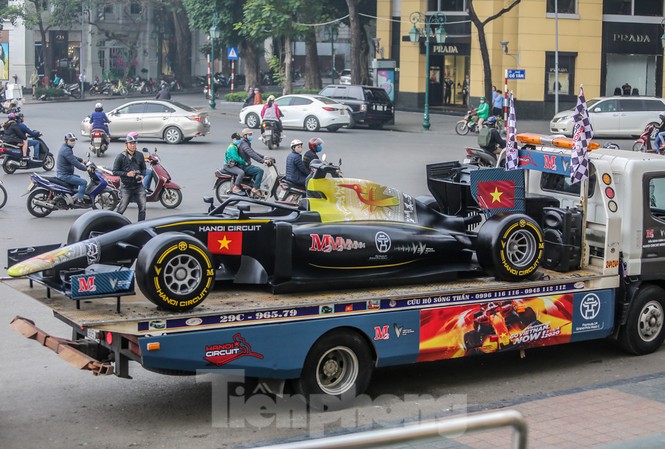 Bắt gặp xe đua F1 diễu hành trên đường phố Thủ đô Bắt gặp xe đua F1 diễu hành trên đường phố Thủ đô