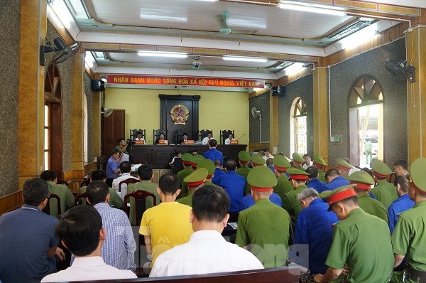 Nguyên Trưởng phòng Tài nguyên Môi trường tố bị giam trái phép 42 tiếng Toàn cảnh phiên tòa.