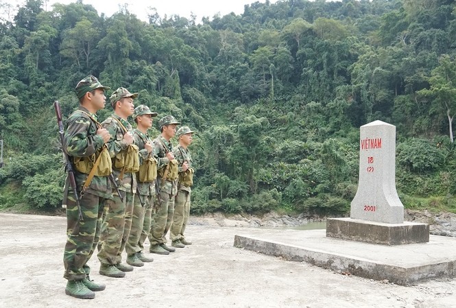 Cùng biên phòng Ka Lăng tuần tra nơi sông Đà chảy vào đất Việt Các chiến sĩ biên phòng thực hiện nghi thức chào cột mốc.