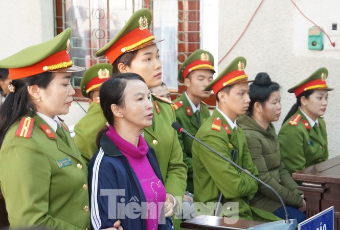 Mẹ 'nữ sinh giao gà' tại Điện Biên kêu oan, kháng cáo bản án 20 năm tù Bị cáo Trần Thị Hiền tại tòa sơ thẩm.