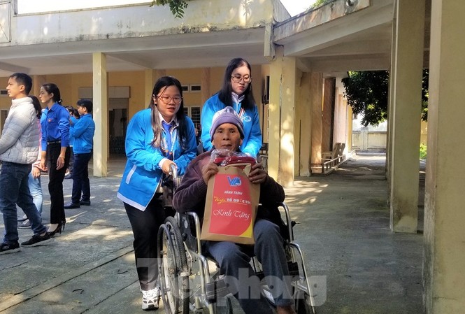 Tri ân các thương, bệnh binh Trung tâm Điều dưỡng thương binh Thuận Thành Đại biểu thăm, chăm sóc các thương bệnh binh đang điều trị.