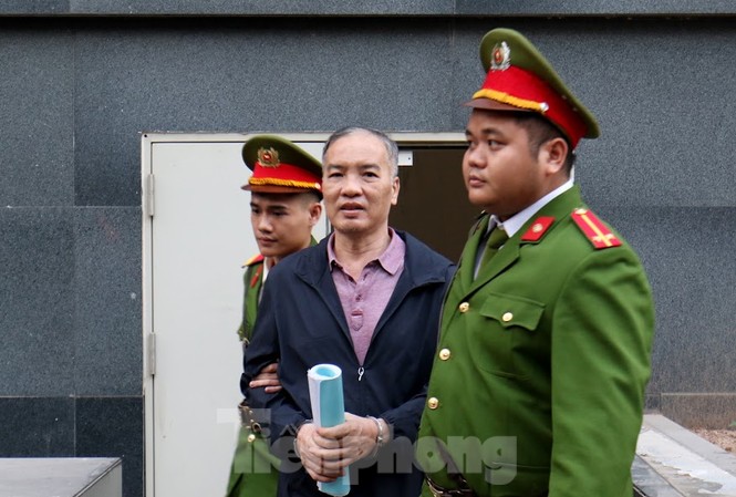 Xét xử vụ AVG: 'Không ai dám trái ý Chủ tịch Lê Nam Trà' Bị cáo Lê Nam Trà - nguyên Chủ tịch HĐTV Mobifone.