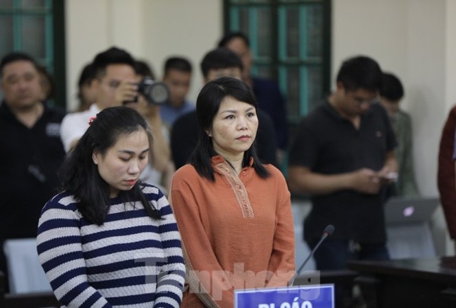 7 năm tù cho nữ thượng úy công an gài ma túy vào xe người khác Các bị cáo Vân, Vững tại tòa.