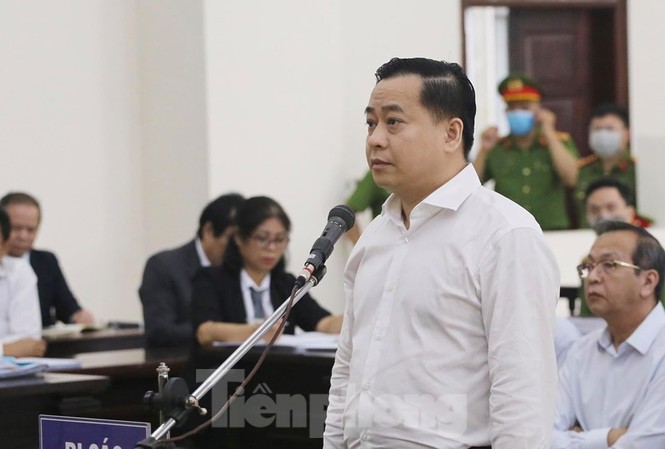 Phan Văn Anh Vũ đề nghị chỉ rõ mình lợi dụng lãnh đạo nào Bị cáo Phan Văn Anh Vũ trình bày tại tòa phúc thẩm. Ảnh Như Ý.