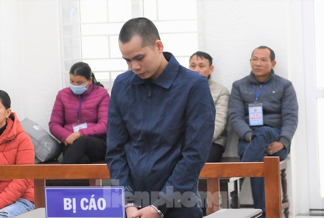 Nghi bị 'phản bội', chồng rút kéo đâm vợ trọng thương Bị cáo Phùng Văn Chiến.