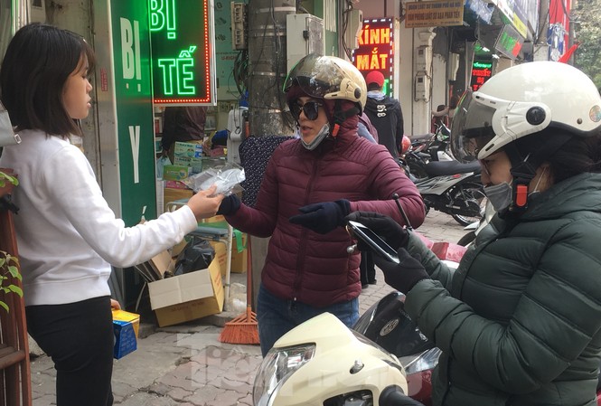 Bộ Tài chính đề nghị tìm nguồn nhập khẩu trang Người dân Hà Nội vất vả tìm mua khẩu trang y tế phòng dịch Corona. Ảnh: Tuấn Nguyễn