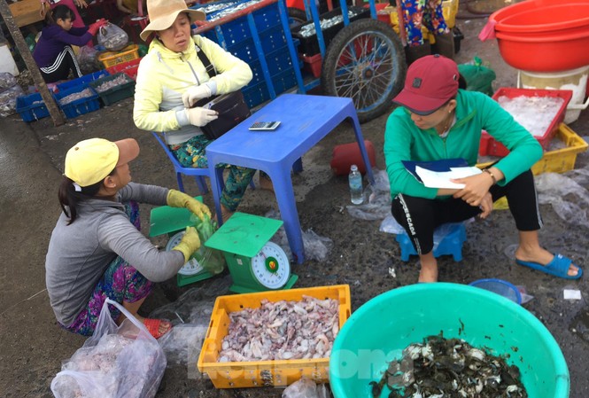 Tăng ngưỡng chịu thuế thu nhập cá nhân lên 11 triệu đồng: Vẫn lỗi thời Theo các chuyên gia kinh tế, mức điều chỉnh thuế thu nhập cá nhân mới chưa đi kịp thực tế đời sống, cần giảm thêm để tránh vắt kiệt sức người nộp