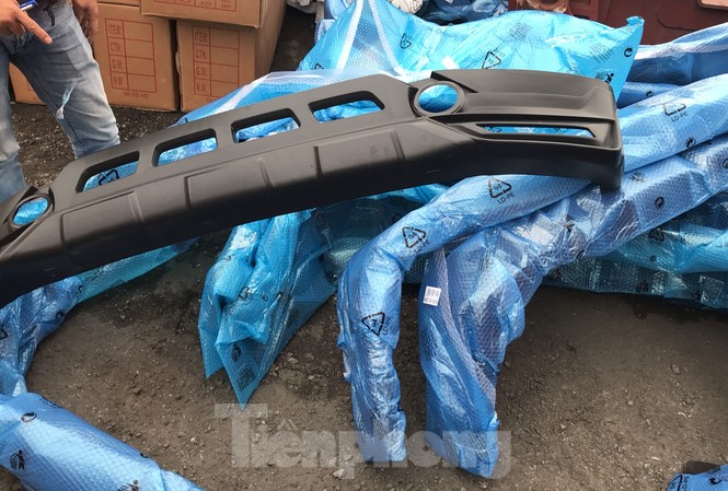 Cận cảnh container phụ kiện ô tô Trung Quốc không khai báo hải quan Lô hàng được mở tờ khai ngày 18/3 theo loại hình A12, tại một Chi cục thuộc Cục Hải quan Hà Nội, khai báo có 9 mục, là phụ kiện ô tô