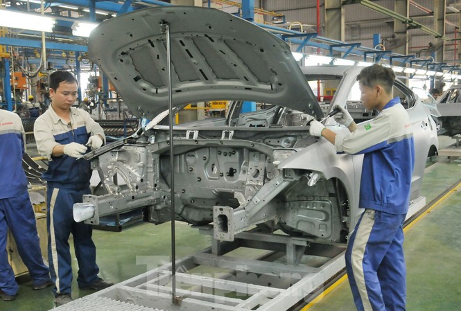 2 tháng nữa, ô tô nội được giảm 50% phí trước bạ Công nhân Cty TC Motor lắp ráp ô tô. Ảnh: Tuấn Nguyễn